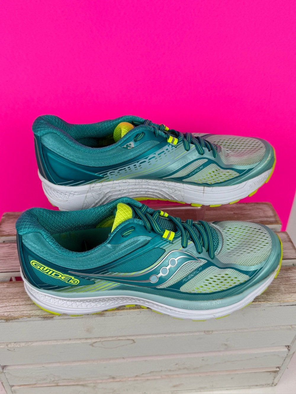Saucony Women's Guide 10 running shoes in turquoise vibrant yellow accents Sz 9